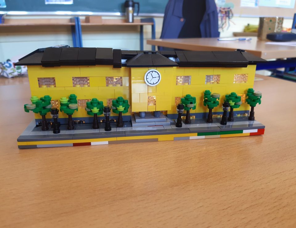 Die Lindenschule aus Legosteinen